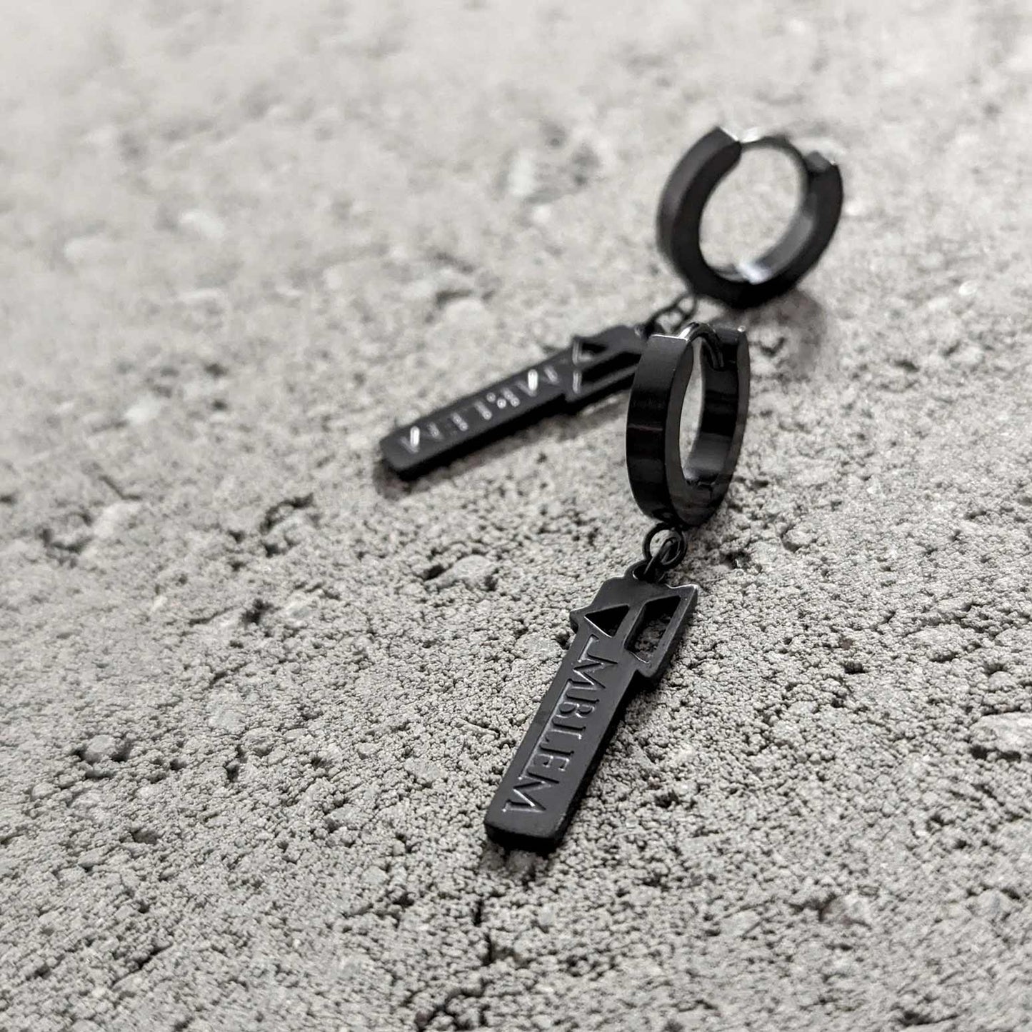 EMBLEM TAG EARRINGS - BLACK