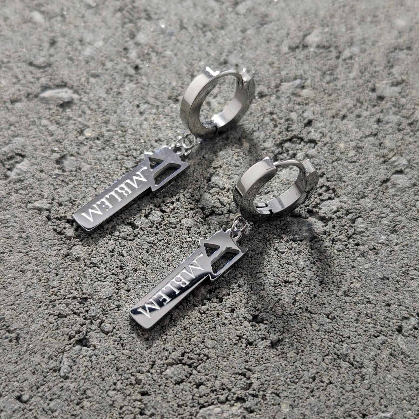 EMBLEM TAG EARRINGS - SILVER