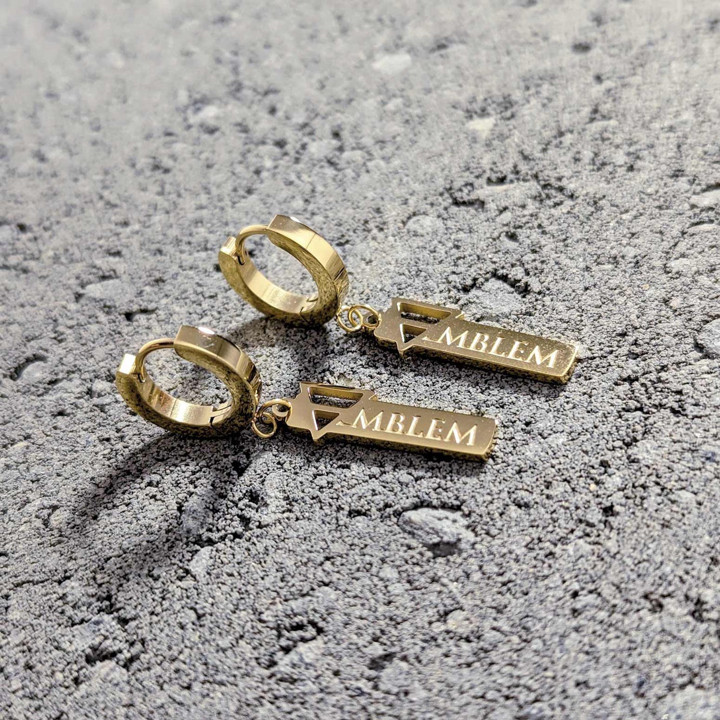 EMBLEM TAG EARRINGS - GOLD