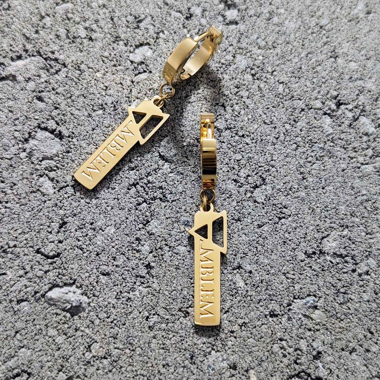 EMBLEM TAG EARRINGS - GOLD