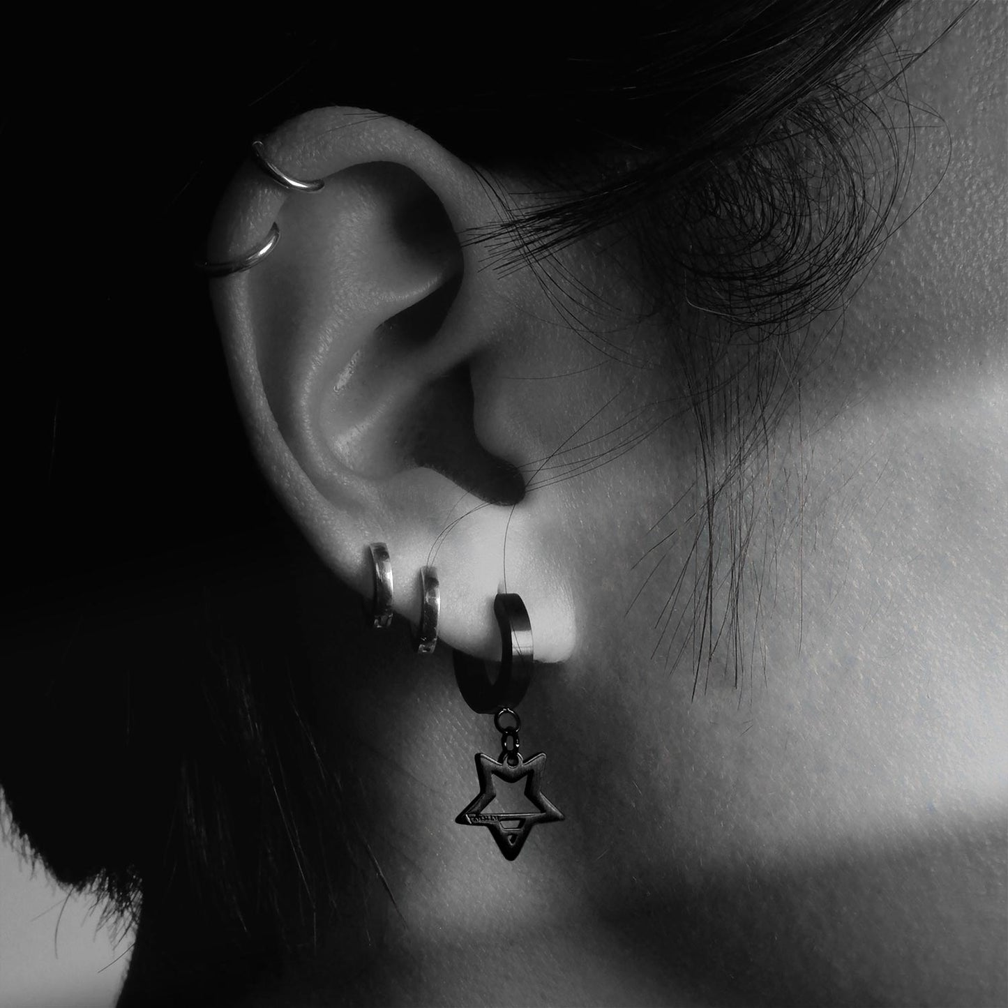 STAR EARRINGS - BLACK