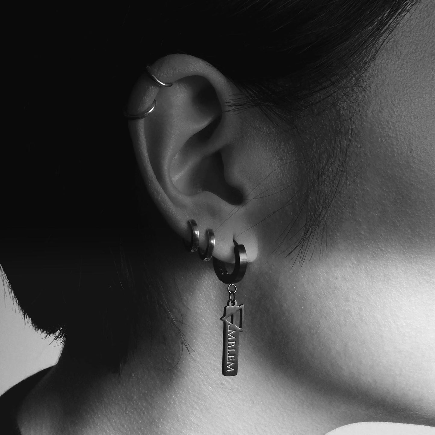EMBLEM TAG EARRINGS - BLACK