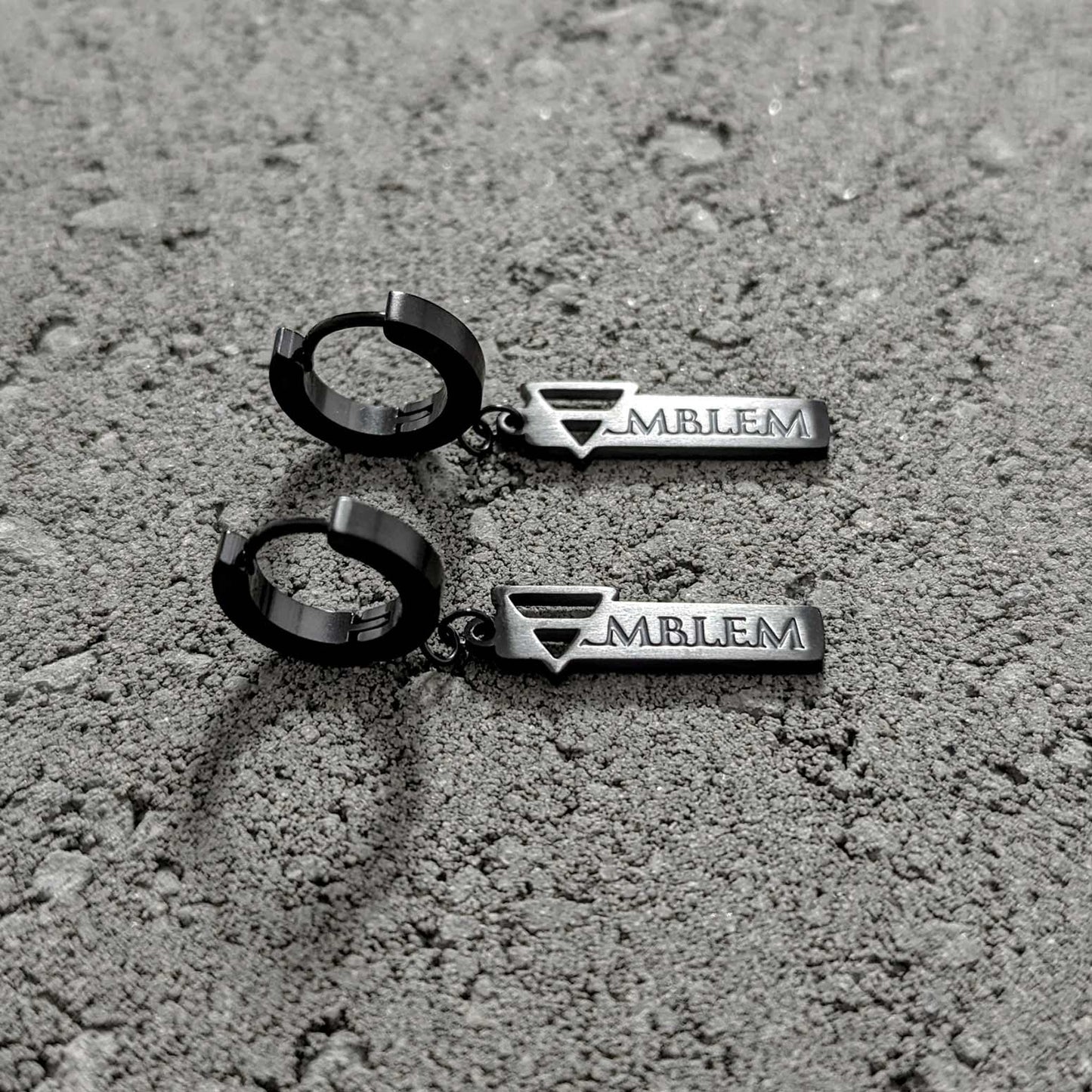 EMBLEM TAG EARRINGS - BLACK