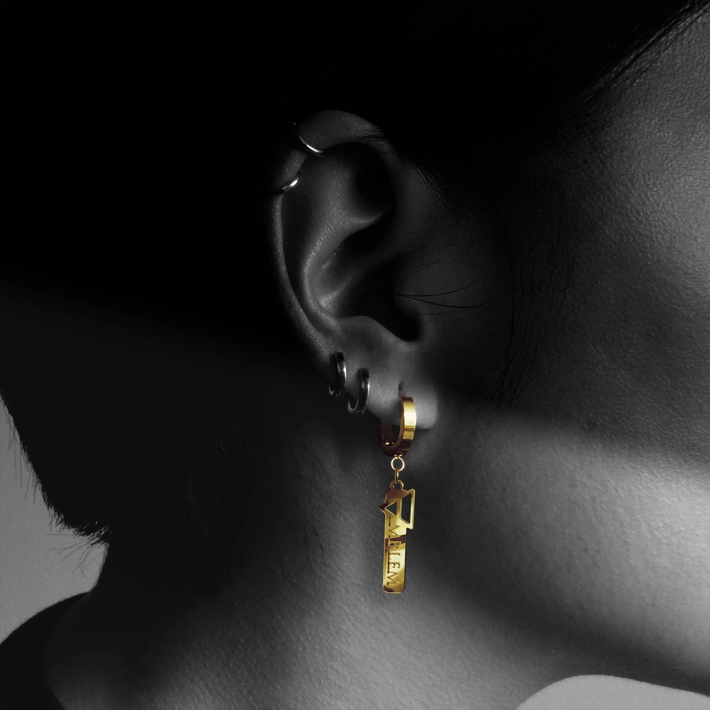 EMBLEM TAG EARRINGS - GOLD